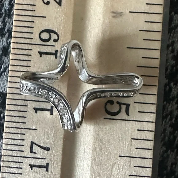 18k white gold cross pendant with diamonds from Italy. Stamped 750 and Hallmarks - Picture 5 of 7